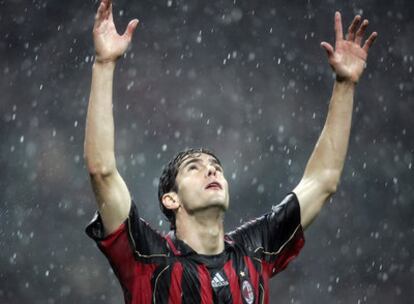 Kaká celebra un gol con la camiseta del Milan