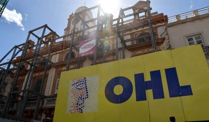 Un cartel de OHL frente al Ayuntamiento de Almería.