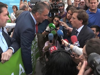 José Luis Martínez-Almeida y Javier Ortega Smith, el pasado 10 de noviembre de 2021, durante un acto en el palacio de Cibeles.