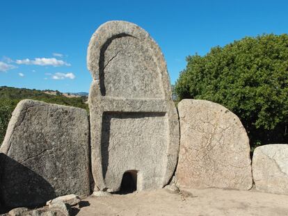 Giants' grave of S'Ena'e Thomes (Dorgali, Sardinia, Italy). "The third type of visitor to a sacred site is the independent traveler who feels a mystical or spiritual attraction or connection to that site," Gray observes from his experience. For those who wish to explore ancient roots, he advises the enigmatic Giants' grave of S'Ena'e Thomes, in Dorgali, on the island of Sardinia. "Its importance lies in its connection to the prehistoric Nuragic culture, which dates back to the third millennium BC," explains the photographer. It is believed to have served as a ceremonial and shamanic site, although it is not associated with any specific deity or pilgrimage. "It continues to captivate visitors because of its enduring mythological significance and mysterious origins," adds Gray.