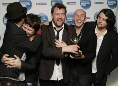 La banda de rock Elbow muestra su premio Mercury, obtenido por su lbum 'The seldom seen kid'