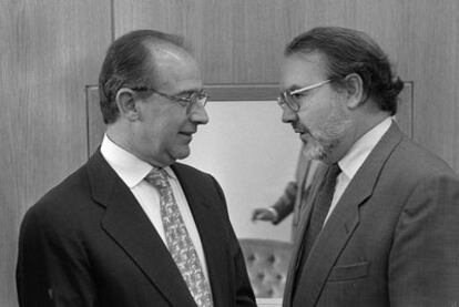 Octubre de 1996: el ministro de Economía, Rodrigo Rato (a la izquierda), conversa con su antecesor, Pedro Solbes.