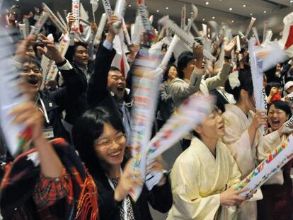 Un grupo de japoneses celebra en Buenos Aires la elecci&oacute;n de Tokio.