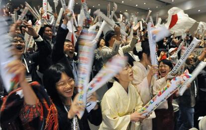 Un grupo de japoneses celebra en Buenos Aires la elecci&oacute;n de Tokio.