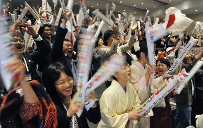 Un grupo de japoneses celebra en Buenos Aires la elección de Tokio.