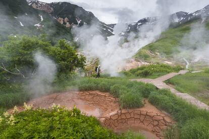 A península de Kamchatka, no extremo leste da Rússia, é um lugar onde a fúria do magma da terra nunca está longe da superfície. O vale dos Gêiseres, com 6 quilômetros de extensão, alimenta-se dos 250º C do estratovulcão de Kijpinich. Mais de 100 fontes termais e gêiseres lançam vapor no ar gelado da reserva natural de Kronotsky, tão remota que suas maravilhas geológicas só começaram a ser exploradas em profundidade na década de 1970. Uma das descobertas mais impressionantes foi o Vale da Morte, um desfiladeiro em que gases vulcânicos se acumulam em tal concentração que matam qualquer animal que se aproxima. O Vale dos Gêiseres pode ser visitado de helicóptero. De Moscou há voos para o aeroporto mais próximo, Petropavlovsk-Kamchatsky.