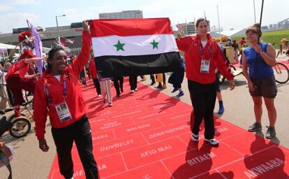 Deportistas sirias con la bandera de su país.