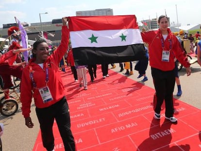 Deportistas sirias con la bandera de su país.