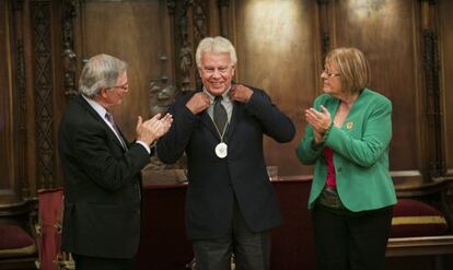 Felipe González, con la medalla de la fundación, entre Xavier Trias y Anna Balletbó.