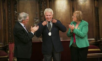 Felipe Gonz&aacute;lez, con la medalla de la fundaci&oacute;n, entre Xavier Trias y Anna Balletb&oacute;. 