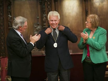 Felipe Gonz&aacute;lez, con la medalla de la fundaci&oacute;n, entre Xavier Trias y Anna Balletb&oacute;. 