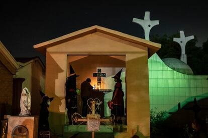 Cientos de personas se congregaron en el Panteón Municipal de San Pedro y en los alrededores de la alcaldía Tláhuac para festejar el día de muertos, el 1 de noviembre de 2021. Tras dos años de pandemia, los panteones reabrieron sus puertas para a los visitantes que desean visitar a sus muertos.