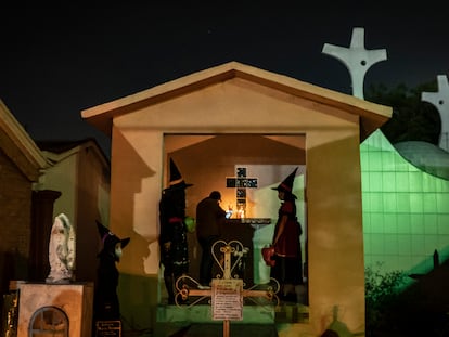 Cientos de personas se congregaron en el Panteón Municipal de San Pedro y en los alrededores de la alcaldía Tláhuac para festejar el día de muertos, el 1 de noviembre de 2021. Tras dos años de pandemia, los panteones reabrieron sus puertas para a los visitantes que desean visitar a sus muertos.