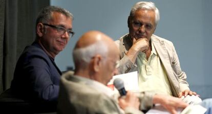 Juan Cruz presenta su libro 'Toda la vida preguntando' junto con Emilio Lledó y Juan Ramón Lucas.