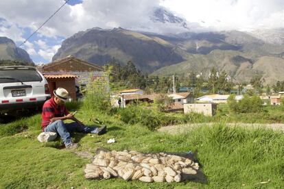 La comunidad de Unidos Venceremos, situada en la zona de amortiguamiento de la Reserva de la Biosfera de Huascarán. Gracias a los ingresos obtenidos con el contrato firmado con el parque para ofrecer servicios turísticos, han multiplicado sus ingresos. Han donado una computadora a una de las escuelas del pueblo, y una fotocopiador al otro. Además, están pensando en invertir las ganancias en construir una gasolinera y en un albergue.
