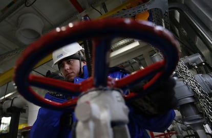 Un trabajador de Gazprom, en la planta de Novoprtovskoye el 18 de febrero. 