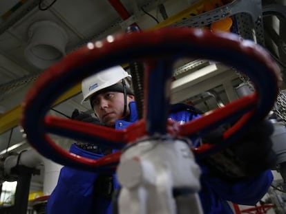 Un trabajador de Gazprom, en la planta de Novoprtovskoye el 18 de febrero. 