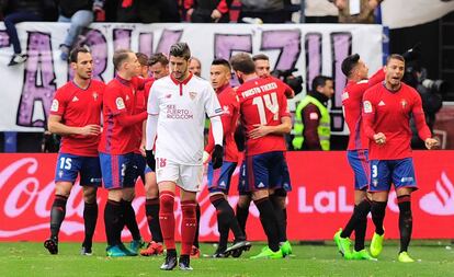 Futbolistas de Osasuna celebran uno de sus goles al Sevilla.