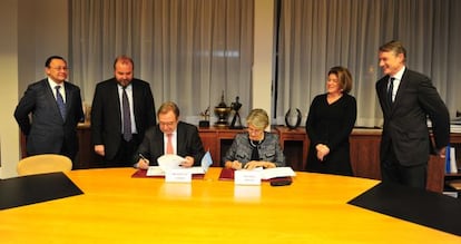 Juan Luis Cebrián i Irina Bokova, durant la signatura. A l'esquerra, Andrés Cardó i José Luis Sainz.