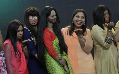 Um grupo de mulheres que hoje se convertem em modelos depois de sobreviver a ataques com ácido. Posam depois do desfile celebrado no dia 7 de março, dentro das reivindicações do Dia Internacional da Mulher como parte da campanha 'Stop Acid Sale'.