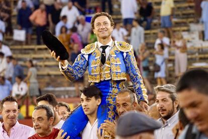 Rafaelillo, a hombros, en la última corrida de la Feria de Hogueras.