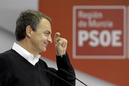 El líder del PSOE hace el gesto de la ceja durante el mitin, ayer en Murcia.