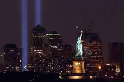 Dos luces gigantes iluminan la zona cero de Nueva York.