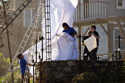 Operarios trabajando para preparar la exhumaci&oacute;n del poeta y premio nobel Pablo Neruda. 