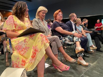 De izquierda a derecha, Sandra Gómez, Gabriela Bravo, Gloria Calero, Aarón Cano y Rosa Peris, en el Foro organizado por el Ayuntamiento de Valencia para diseñar la nueva ordenanza "abolicionista" de la prostitución.