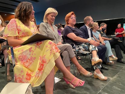 De izquierda a derecha, Sandra Gómez, Gabriela Bravo, Gloria Calero, Aarón Cano y Rosa Peris, en el Foro organizado por el Ayuntamiento de Valencia para diseñar la nueva ordenanza "abolicionista" de la prostitución.