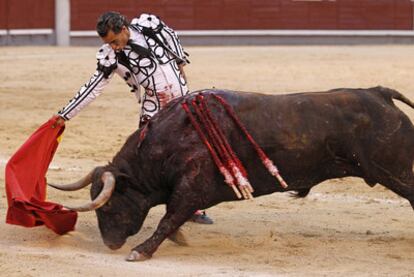 Iván Fandiño durante la goyesca de ayer en la plaza de Las Ventas.