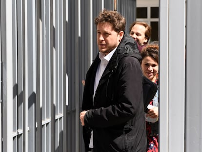 El secretario nacional de los ecologistas franceses, Julien Bayou, saliendo de la sede de Francia Insumisa, con la que su partido ha llegado a un acuerdo para unirse en las elecciones legislativas.