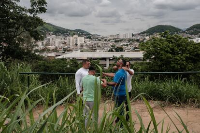 Los fieles suben hasta la cima de este pequeño montículo para rezar, en el barrio de Irajá.