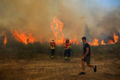 Unos bomberos en Jovim, Gondomar, trabajan por extinguir las llamas, este lunes.