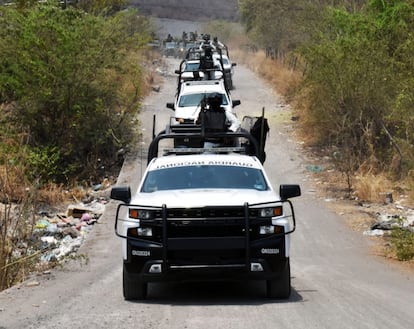 Elementos de la Guardia Nacional ingresan al municipio de Aguililla durante un operativo en Tierra Caliente, en febrero de 2022.