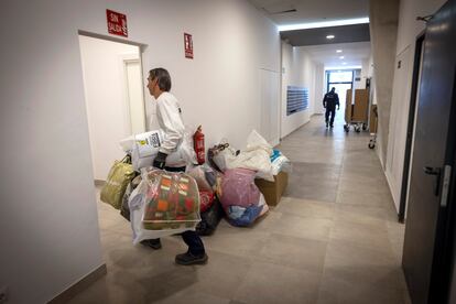 Edificio de viviendas que se está acondicionando para los afectados por el incendio de Campanar, en Valencia.