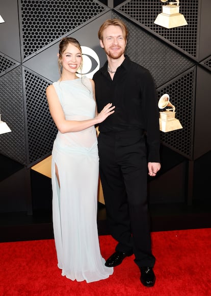 La actriz y 'youtuber' Claudia Sulewski y su pareja, Finneas O'Connell, hermano de Billy Eilish y productor musical, a su llegada a la alfombra roja.