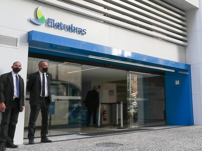 Entrada de la sede de la empresa pública Eletrobras, en Río de Janeiro, este miércoles.