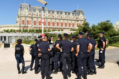 Policías franceses en los alrededores de la sede la cumbre del G7 en Biarrtiz.