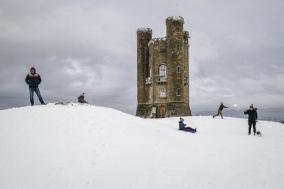 Las verdes colinas de los Cotswolds cambian de color estos días de invierno convirtiéndose en blanco escenario de guerras de bolas de nieve y pistas para trineos. La Torre de Broadway (broadwaytower.co.uk), en la foto, es el castillo más alto y el mejor punto de observación de esta ondulante región ubicada al noroeste de Oxford. Un proyecto ideado por el paisajista británico Capability Brown, y culminado por el arquitecto James Wyatt a finales del siglo XVIII, que cuenta en la actualidad con una acogedora cafetería y una muestra sobre los diferentes usos que el espacio ha tenido a lo largo de su historia: desde una imprenta, instalada por el coleccionista de libros sir Thomas Phillips, hasta un refugio antinuclear durante la Guerra Fría.