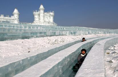 Esta edición del festival cuenta con seis toboganes de hielo de 320 metros de largo y se ha desarrollado una aplicación móvil para que los visitantes conozcan cuándo les toca su turno.