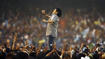 Maradona participa el 6 de diciembre de 2008 de un homenaje en el estadio de Salt Lake en Calcuta, India.