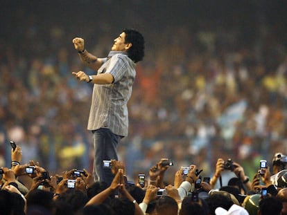 Maradona participa de uma homenagem em Calcutá, na Índia, em imagem de 2008