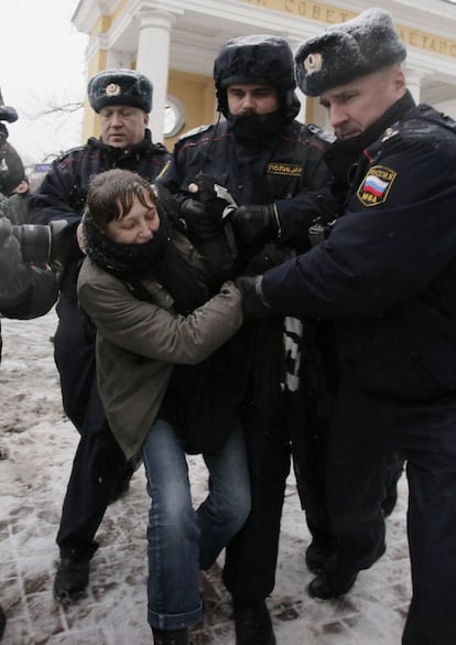 Los opositores han salido a las calles de varias ciudades rusas, entre ellas San Petersburgo, donde se han practicado algunas detenciones.