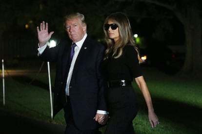 Melania Trump luciendo gafas de sol por la noche.