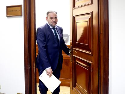 El exministro de Transportes y diputado del PSOE, José Luis Ábalos, a su salida del registro tras presentar su paso al grupo mixto en el Congreso de los Diputados, el martes.