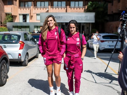 Misa Rodríguez y Oihane Hernández salen del hotel en dirección al aeropuerto de Barajas, ya concentradas con la selección.