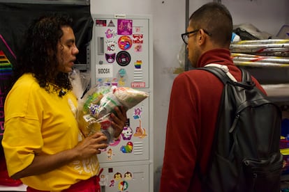 Pinzón también brinda apoyo en especie como despensas de alimentos. De acuerdo a información de la Conapred, 41% de las personas que viven con VIH han sido discriminadas en sus lugares de trabajo, lo que hace que pierdan oportunidades de empleo.