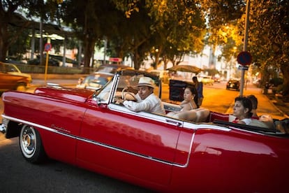 Un antiguo coche americano, como los que pasean a los turistas por el centro de La Habana, frente al Museo de Bellas Artes. 