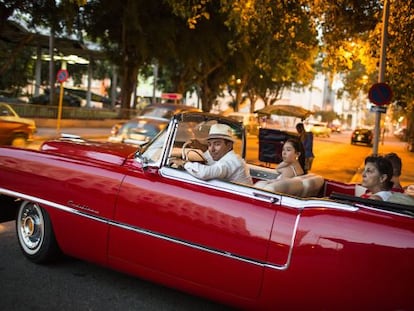 Un antiguo coche americano, como los que pasean a los turistas por el centro de La Habana, frente al Museo de Bellas Artes. 